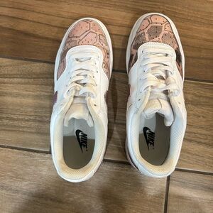 Nike Women’s Court Vision Sneaker size 7.5 White and Pink Patterned Sneakers